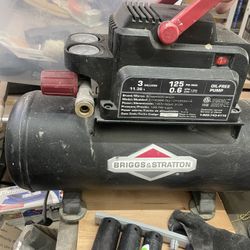 Briggs and Stratton Mobile Air Compressor 3 Gallon w/hose