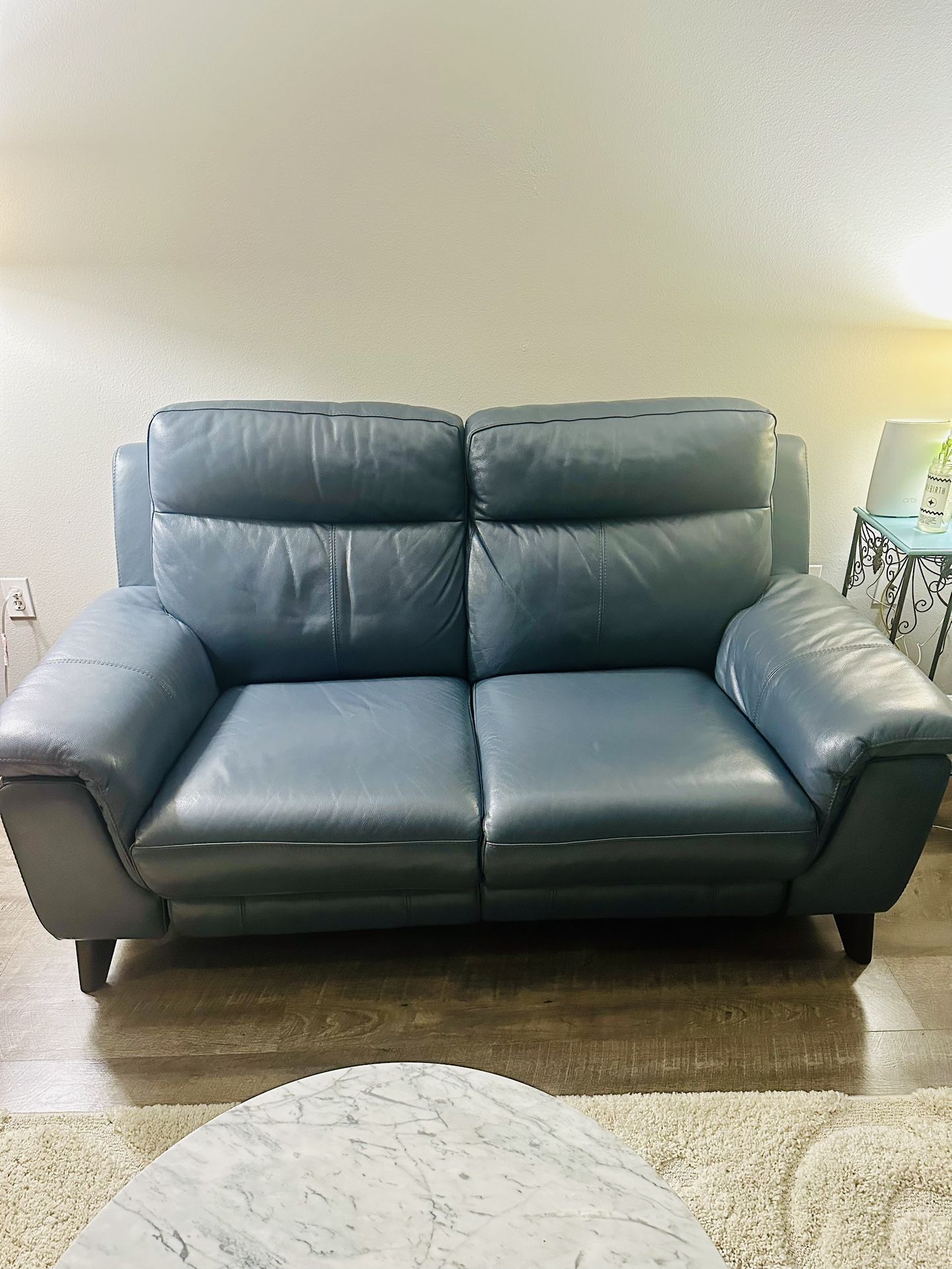 Leather Power Reclining Loveseat w/USB– Great Condition