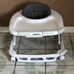 LIKE NEW JOOVY SPOON BABY WALKER!!!!