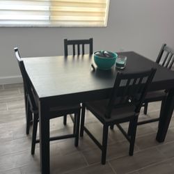 Beautiful Table 4 Chairs like new