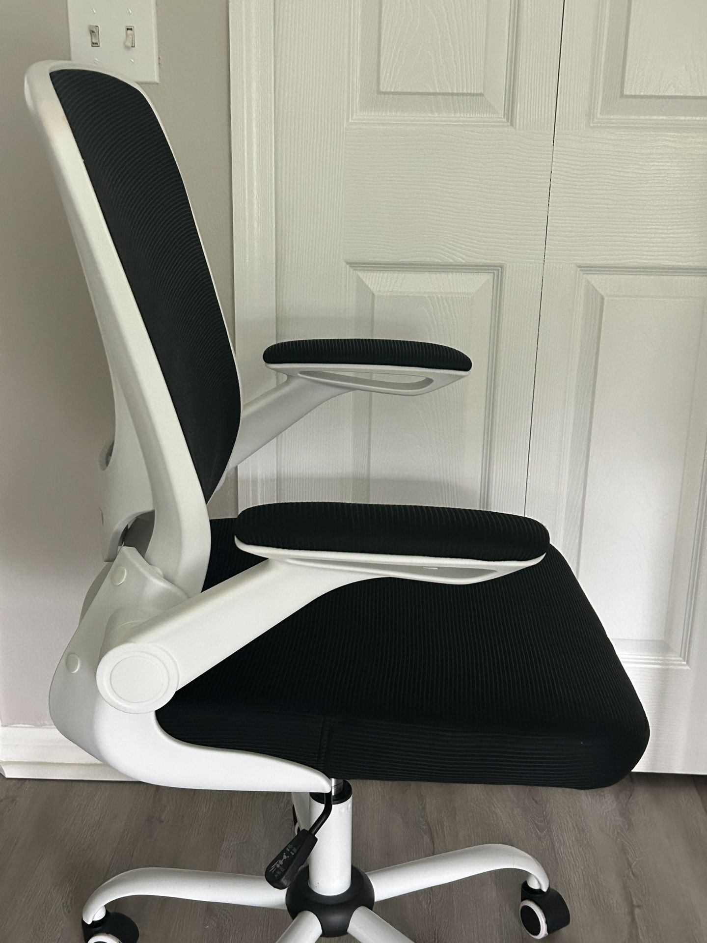Home Office Chair - Adjustable - 250lbs Capacity (White/Black)