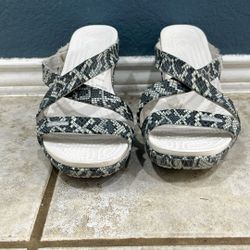 Trendy Snakeskin Patterned Crocs 