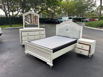 Bedroom Set Full Size Solid Wood White Color In Excellent Condition by Furniture