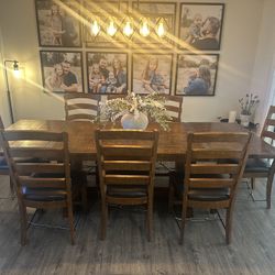 Extendable Dining Table & 8 Chairs 