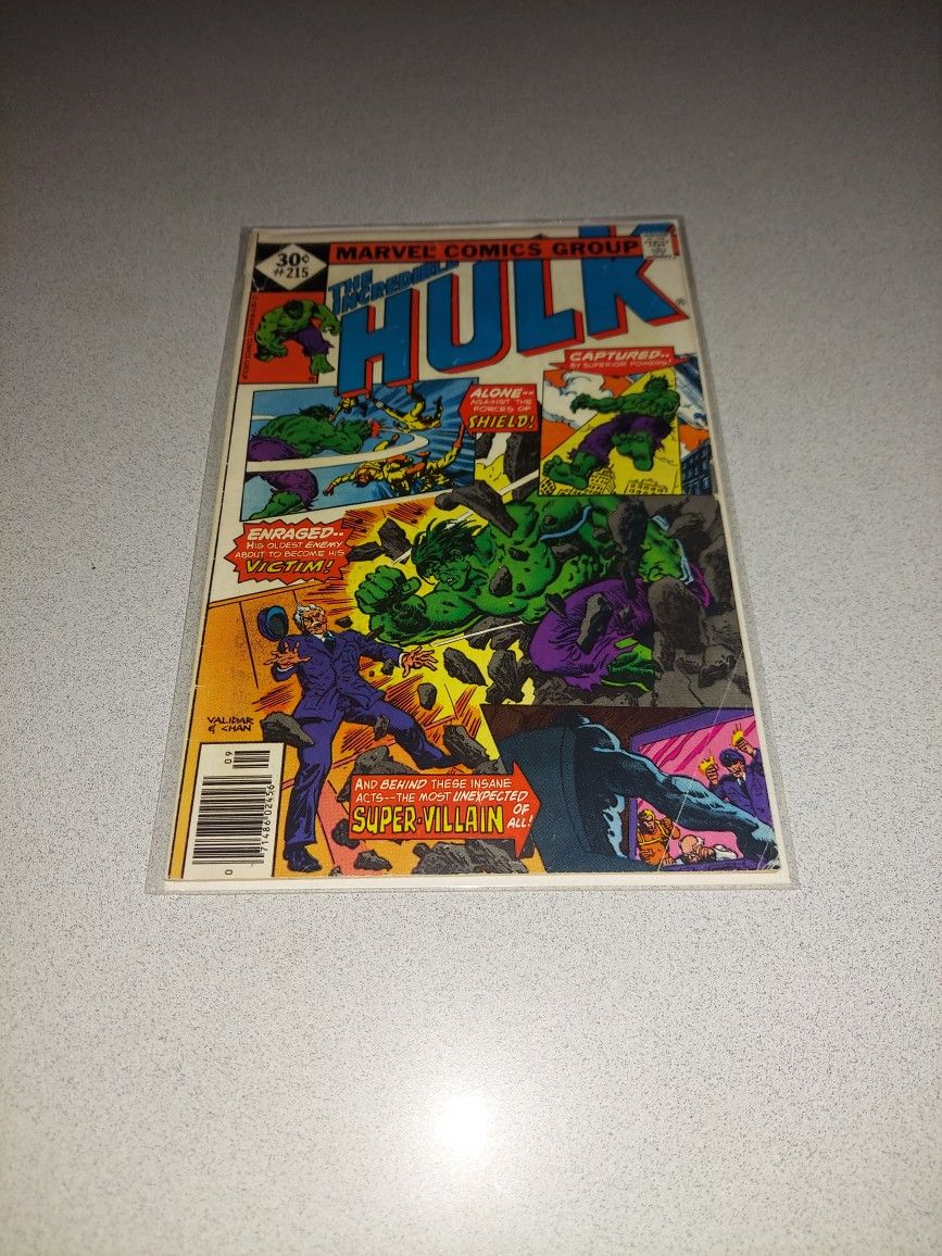 VINTAGE 1977 THE INCREDIBLE HULK #215 COMIC BAGGED AND BOARDED