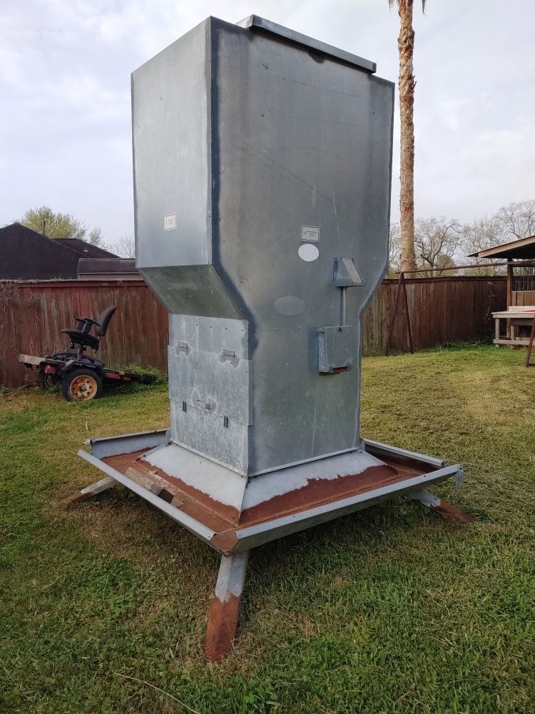 Used Lamco Feeder 1200lbs Deer Feeder for Sale in Pasadena, TX OfferUp