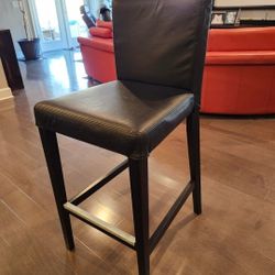 One Bar Stool Black Leather 