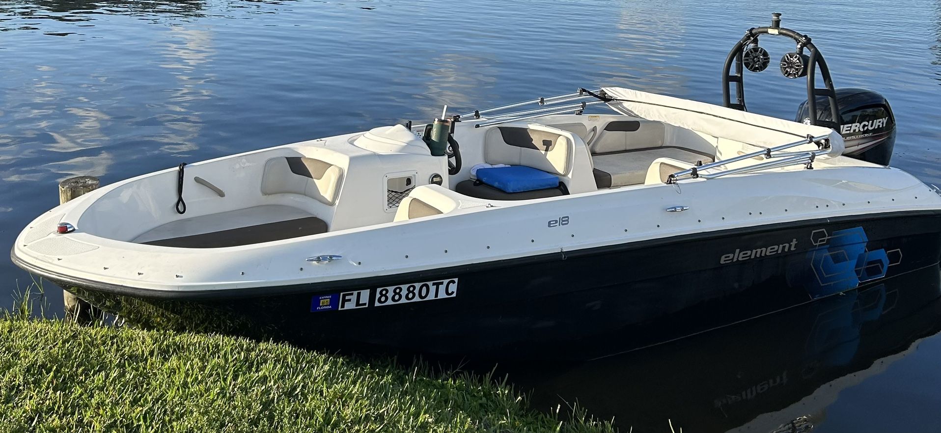 2019 21’ Bayliner Deck Boat 