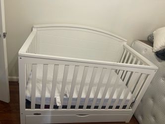 White Graco Crib