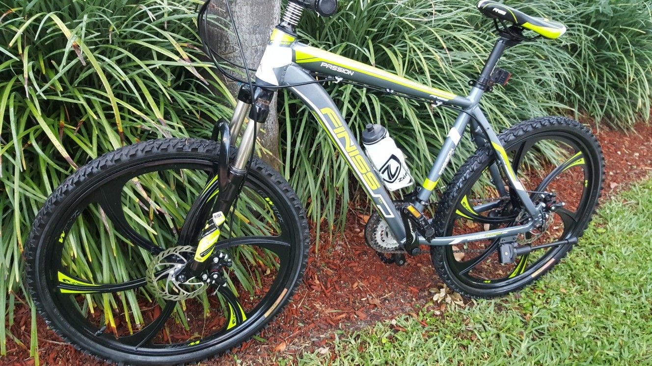 FINISS PASSION 305.Aluminum 21 Speed Mountain Bike. ALMOST NEW