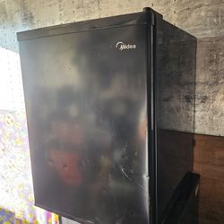 Mini Fridge 2.4 Cubic Feet