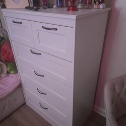 🕊️ 6-Drawer White Dresser – Great Condition, Already Built