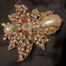 Larisa Barrera Bee Brooch