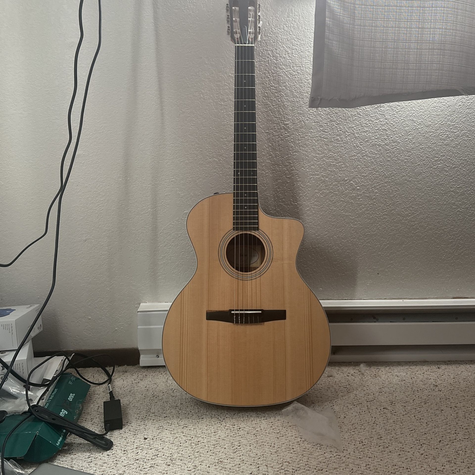 Taylor 214- Acoustic Electric Guitar