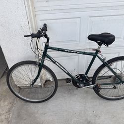 una bicicleta de montaña de la marca Huffy. La Tengo En Especial Por Solo $55.  