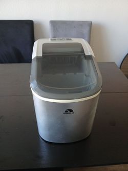Igloo ice maker