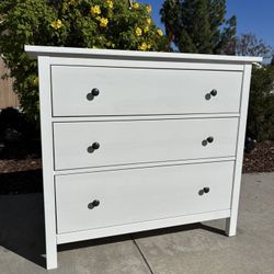 White Hemnes Solid Wood Dresser Chest of Drawers Furniture Excellent Condition 