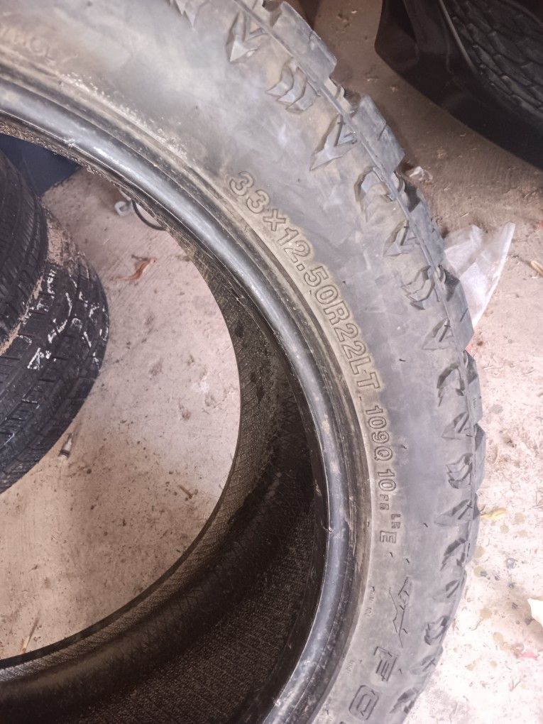 Tengo 2 Llantas. 33 × 12 50. 22. $ 75 .cada Una