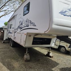 2005 Keystone Montana Fifth Wheel Gooseneck 