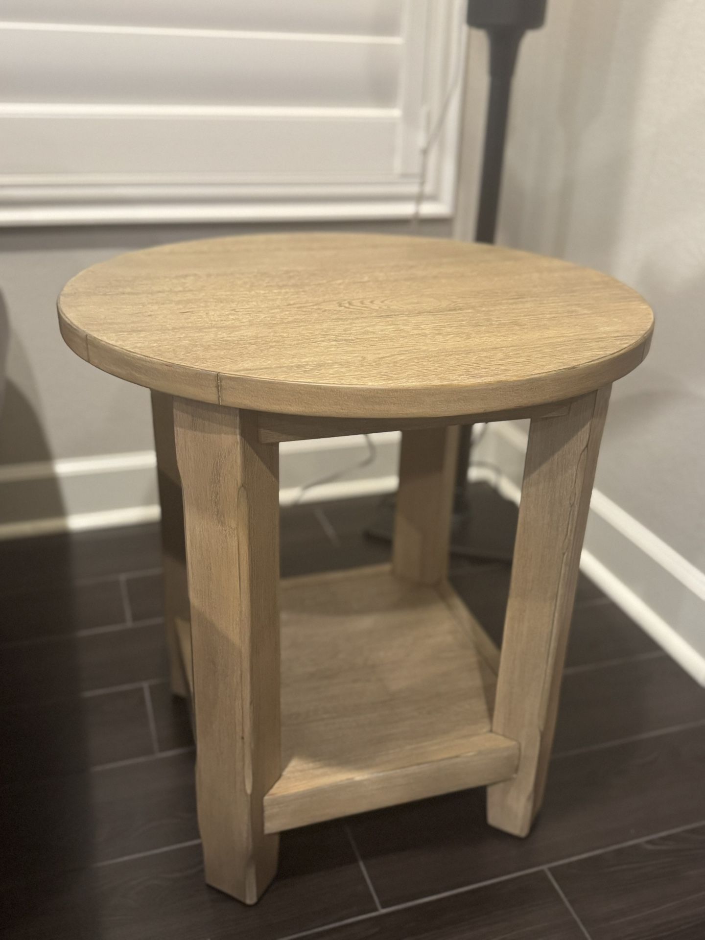🔥 FOR SALE – Pair of Pottery Barn-Inspired Solid Wood End Tables (Set of 