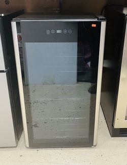 Frigidaire 19.3-in W 34-Bottle Capacity Black Freestanding Wine Cooler