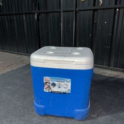 Igloo Ice Cube 60 Quart Roller Cooler