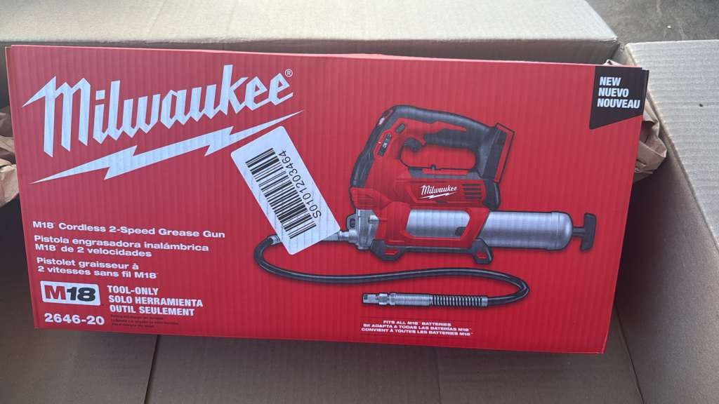 Milwaukee 18V Lithium-Ion Cordless Grease Gun 2-Speed