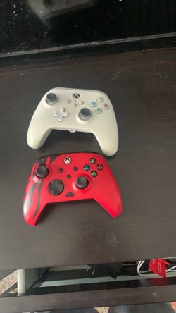 2 Xbox controllers
