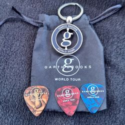 Garth Brooks World Tour Key Chain And Guitar Picks
