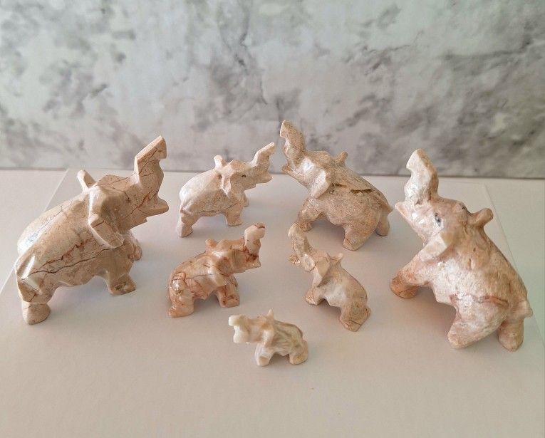 SALE $15 VINTAGE MINIATURE ONYX ELEPHANT FAMILY OF 7