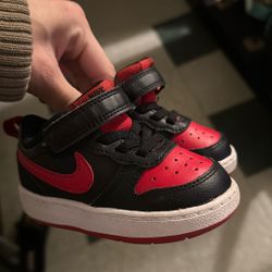 Boy Nike Shoes  SZ 5