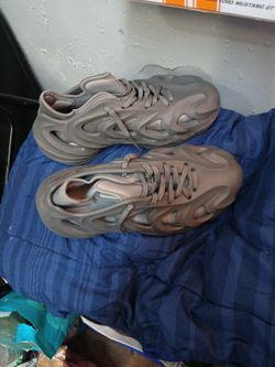 Yeezy Shoez