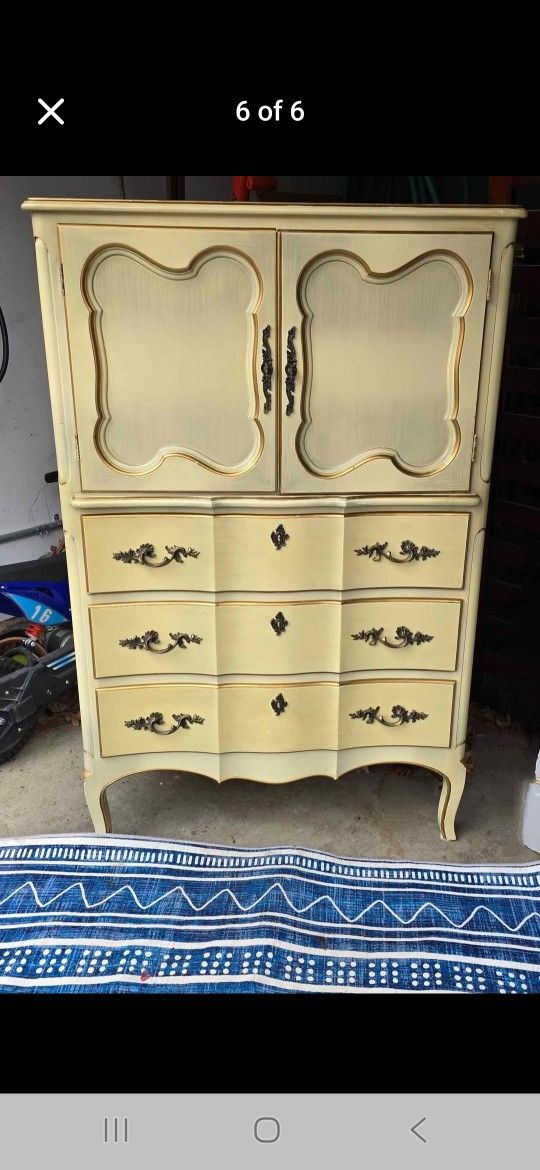 French Provincial Chest Of Drawers beautifully Finished in Neutral Color