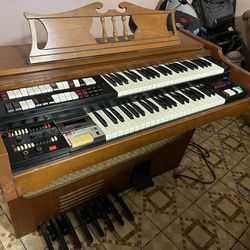 Lowrey Organ With Pedals 