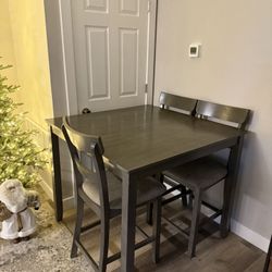 Table with 4 chairs 