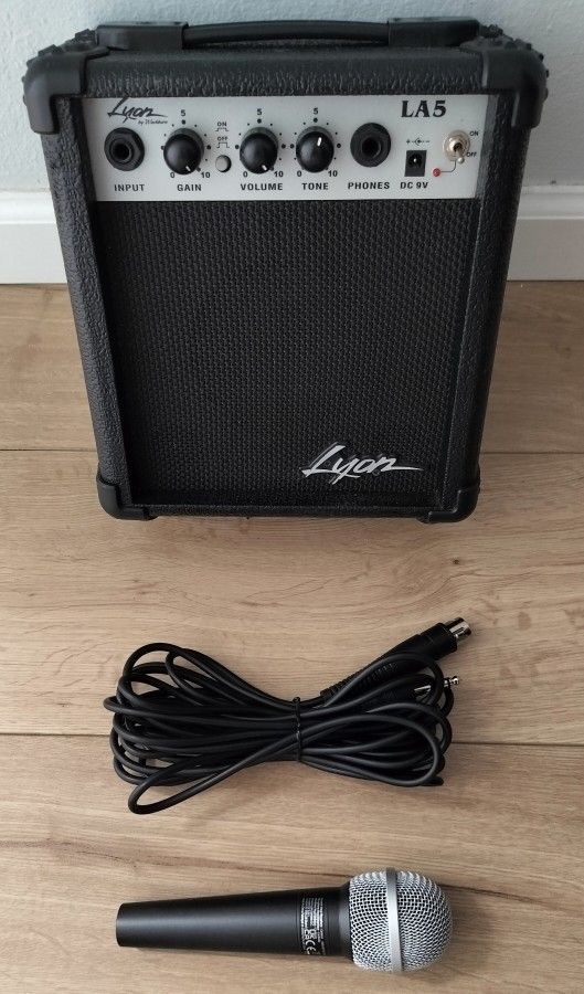 Portable Amp and microphone PA system with mic and 25' cable