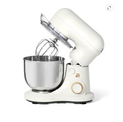 Stand mixer in white