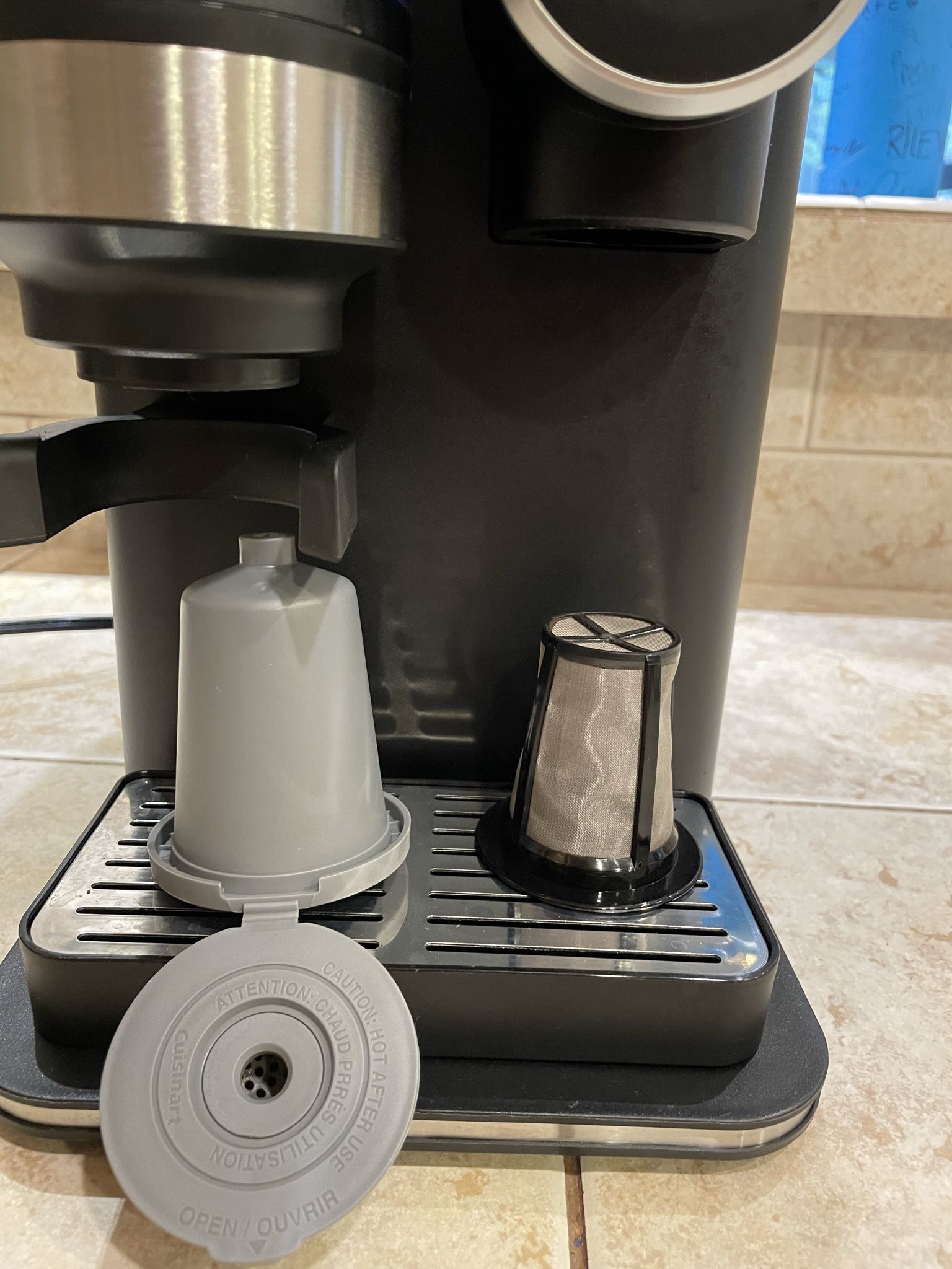 Like New cuisinart grind and brew single serve coffee maker