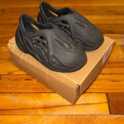 KIDS YEEZY FOAM RUNNER Size 8k Used