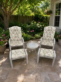 2 Reclining Patio Chairs + 2 Ottomans + Side Table – Excellent Condition