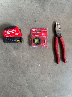Milwaukee Tool Set – Tape Measure, Pocket Level, Pliers