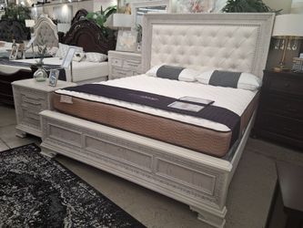 Traditional styled 4PC Bedroom Set!