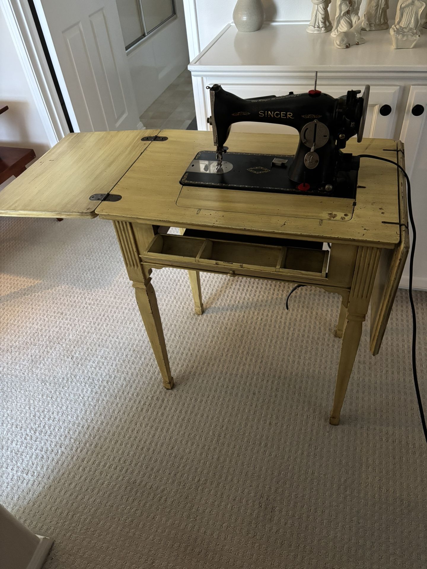 Vintage 1930 Singer Sewing Machine in Wooden Sewing Table Antique