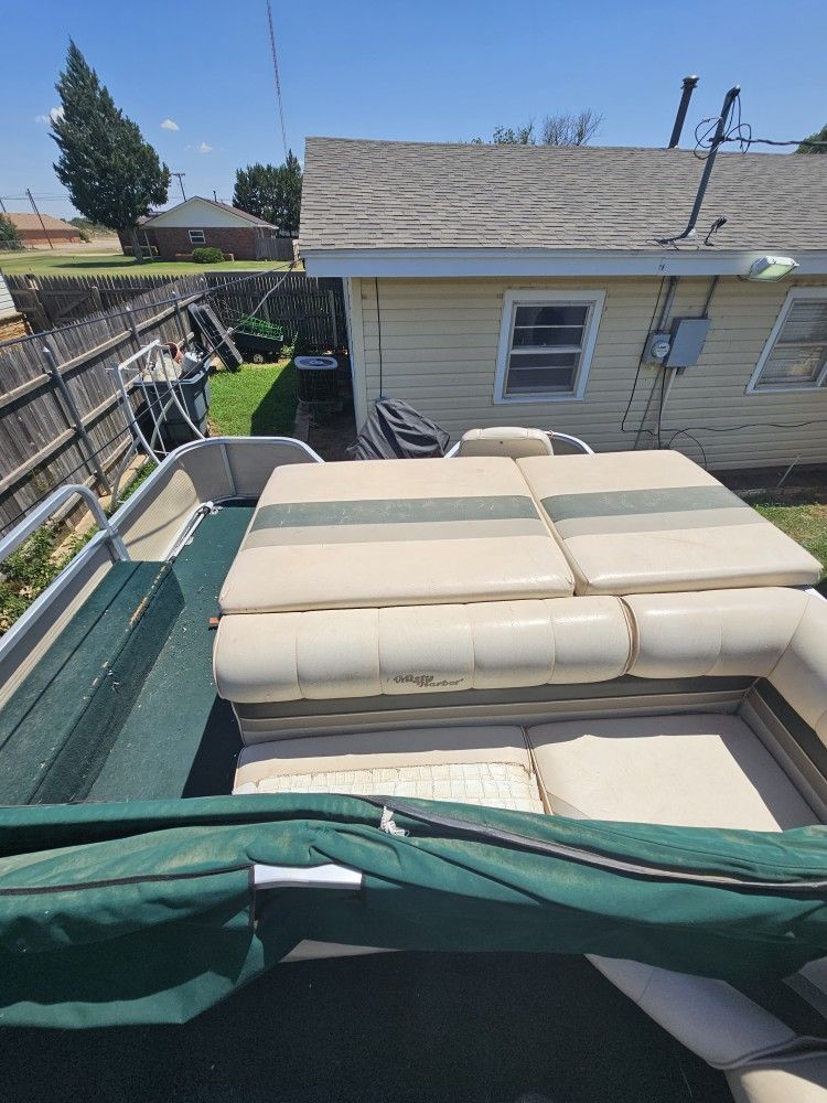 24 Ft Pontoon Boat W/115 HP Johnson Outoboard for Sale in Lubbock, TX
