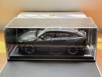 1:18-scale Lamborghini Urus model by MR Collection Models