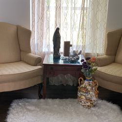 Set of Cream Chairs In Great Condition And Shape $250 Set