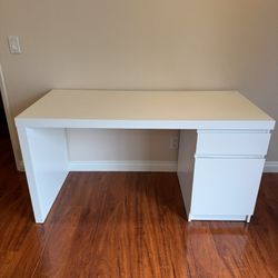 IKEA MALM Desk White Excellent Condition Like New