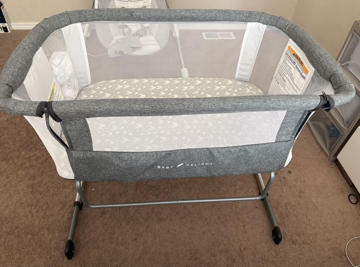 Baby Delight Bedside Bassinet 