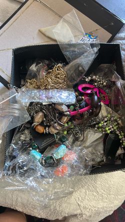 Box of random jewelry