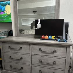 Dresser With Mirror 